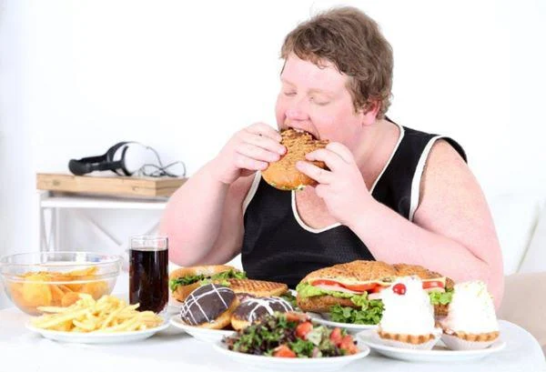 Trẻ béo phì, hay thèm ăn fast food, phải làm sao?